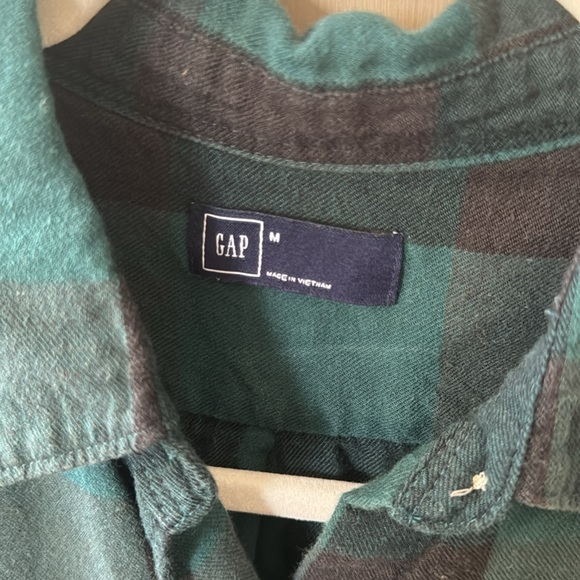Gap long sleeve flannel button down. Black/green. Size M - Picture 2 of 3